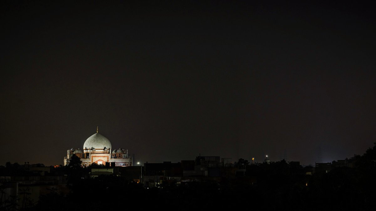 The beautifully lit up #HumayunsTomb brightening up the otherwise gloomy skyline of the #nationalcapital. 🕌 #indianarchitecture #heritagedelhi #mughalarchitecture #culturalheritage #nightphotography #mughalheritage #monumentphotography #mughalart @tourism_delhi