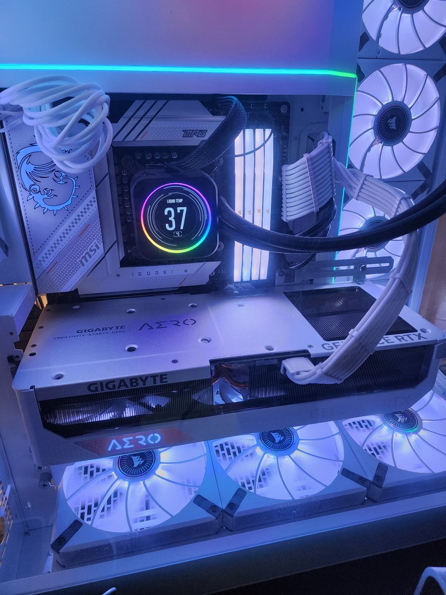 We back!!! Turns iut the 12VHPWR cable from Cablemod was dead on arrival 🥲