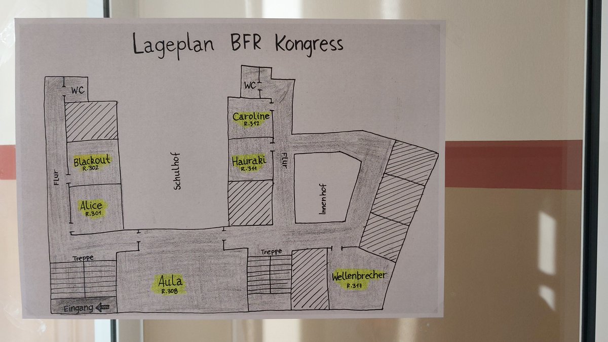 Besuch bei der #ZWCM2023 (Zukunftswerkstatt Community Media) des #BFR (Bundesverband Freier Radios) in #Halle.
Raumbenennung nach historischen Freien Radios aus aller Welt.