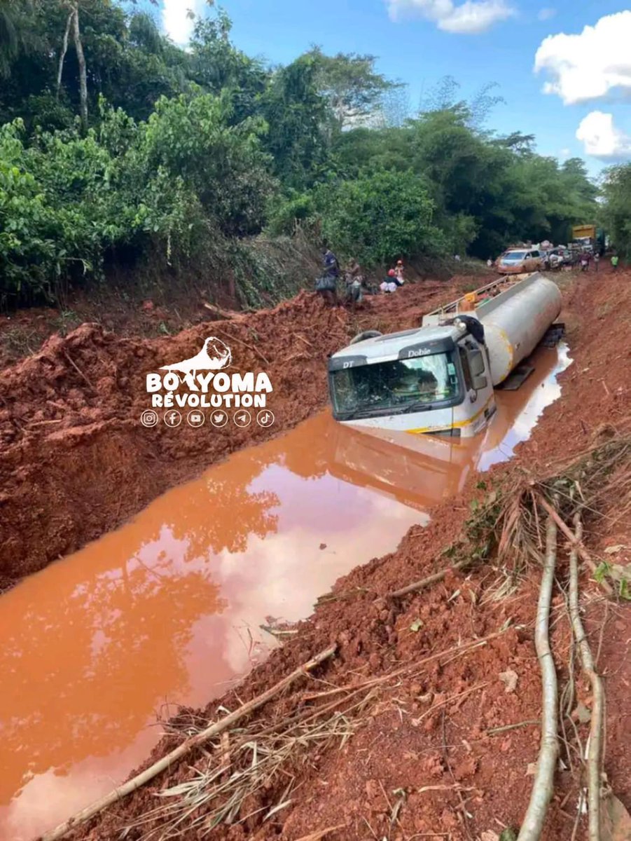 AleshOfficiel's tweet photo. Voici l’état de la Route Nationale N*4 reliant les villes de Bunia (Ituri) & Kisangani (Tshopo) en ce mois de Novembre 2023.
M. le 1er Ministre @LukondeSama , M. le Ministre @PatrickMuyaya , Excellence M. le PR05 @fatshi13 . Qu’allez-vous dire à ce peuple ?
📸 : #BoyomaRevolution https://t.co/vkkkHNdEc2