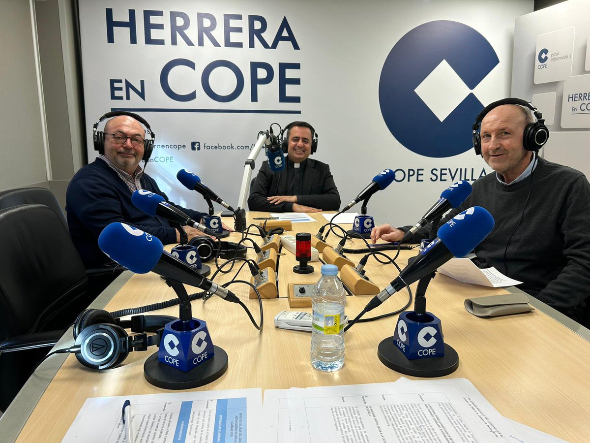 A las 13:30 h. en #EspejoDeLaIglesia @COPESevilla, nuestro párroco D. @PedroJuanAlva14 y nuestro feligrés @CorrealPaco charlan con @leonardosdb sobre la historia de @OmniumSanctorum en el doble contexto de la festividad de Todos los Santos y los 775 años de la reconquista 🧵