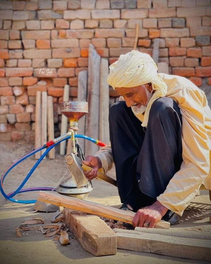 ہر ایک سانس نے رکھا مغالطے میں مجھے
میں خرچ ہوتا گیا زندگی کماتے ہوئے •°•°•