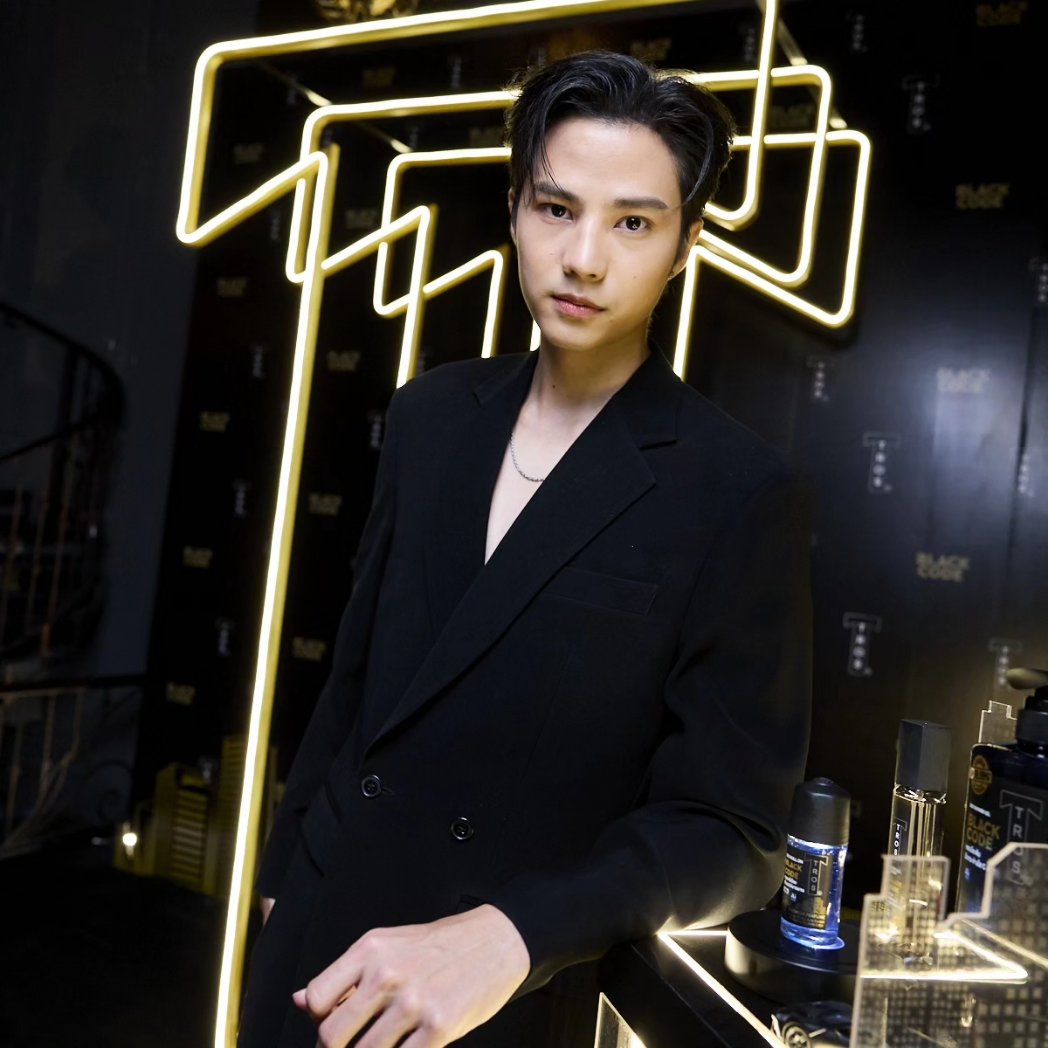 fourteenchannel's tweet image. “ทรอส” หนุ่มหล่อ “แบงค์” ธิติ มหาโยธารักษ์ สวมบทบาทบาร์เทนเดอร์สุดหล่อรังสรรค์เครื่องดื่มม็อกเทล (Mocktail) สูตรพิเศษ “The Secret of Black Code” ที่นำเฮเซลนัท
อ่านต่อ facebook.com/share/p/iQCP7H…
#TROSBlackCode #BlackCode #โค้ดเท่เสน่ห์เกินเรื่อง #TROSThailand #ทรอส