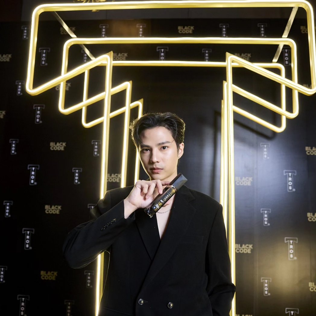fourteenchannel's tweet image. “ทรอส” หนุ่มหล่อ “แบงค์” ธิติ มหาโยธารักษ์ สวมบทบาทบาร์เทนเดอร์สุดหล่อรังสรรค์เครื่องดื่มม็อกเทล (Mocktail) สูตรพิเศษ “The Secret of Black Code” ที่นำเฮเซลนัท
อ่านต่อ facebook.com/share/p/iQCP7H…
#TROSBlackCode #BlackCode #โค้ดเท่เสน่ห์เกินเรื่อง #TROSThailand #ทรอส
