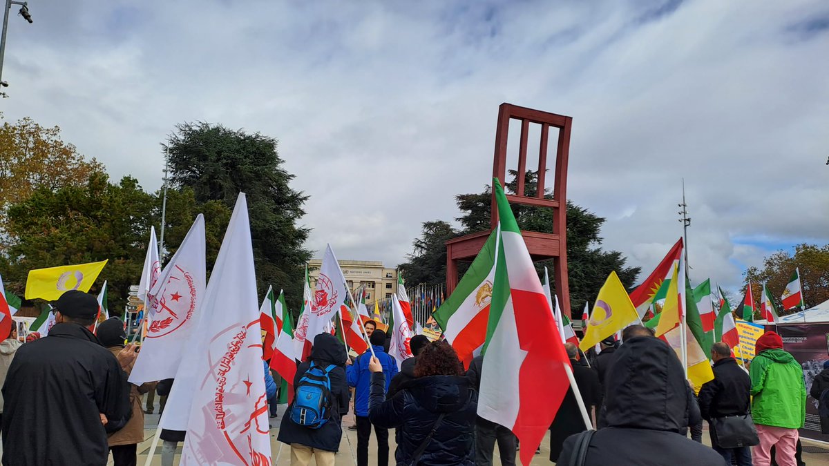 Manifestations à #Genève suisse 🇨🇭 devant le siège des Nation Unies. en protestation contre la présidence du représentant du régime dictature religieuse en #Iran à forum sur les #droitdelhomme à l’ #ONU 🇺🇳.
#No2Appeasement #Switzerland #IranRevolution