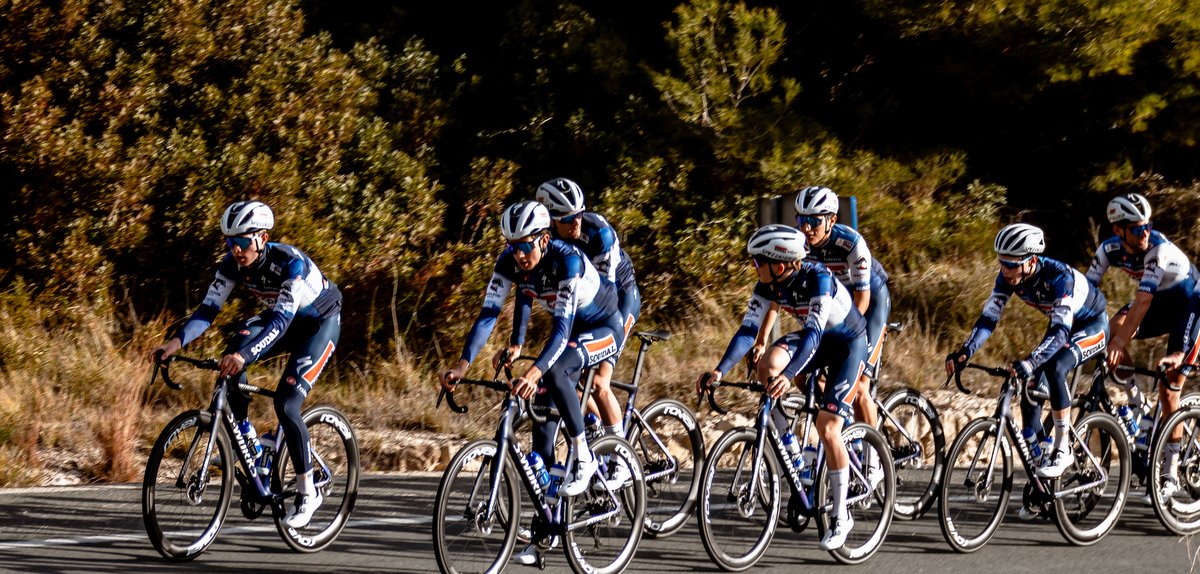 𝗦𝗼𝘂𝗱𝗮𝗹 𝗤𝘂𝗶𝗰𝗸-𝗦𝘁𝗲𝗽 𝗗𝗲𝘃𝗼 𝗧𝗲𝗮𝗺 𝗮𝗻𝗻𝗼𝘂𝗻𝗰𝗲 𝟮𝟬𝟮𝟰 𝗿𝗼𝘀𝘁𝗲𝗿

Eight new riders from four different countries will join the team - which has won an amazing 29 races this year - for next season: soudal-quickstepteam.com/en/news/6326/s…

Photo: <a href="/BeelWout/">Wout Beel</a>