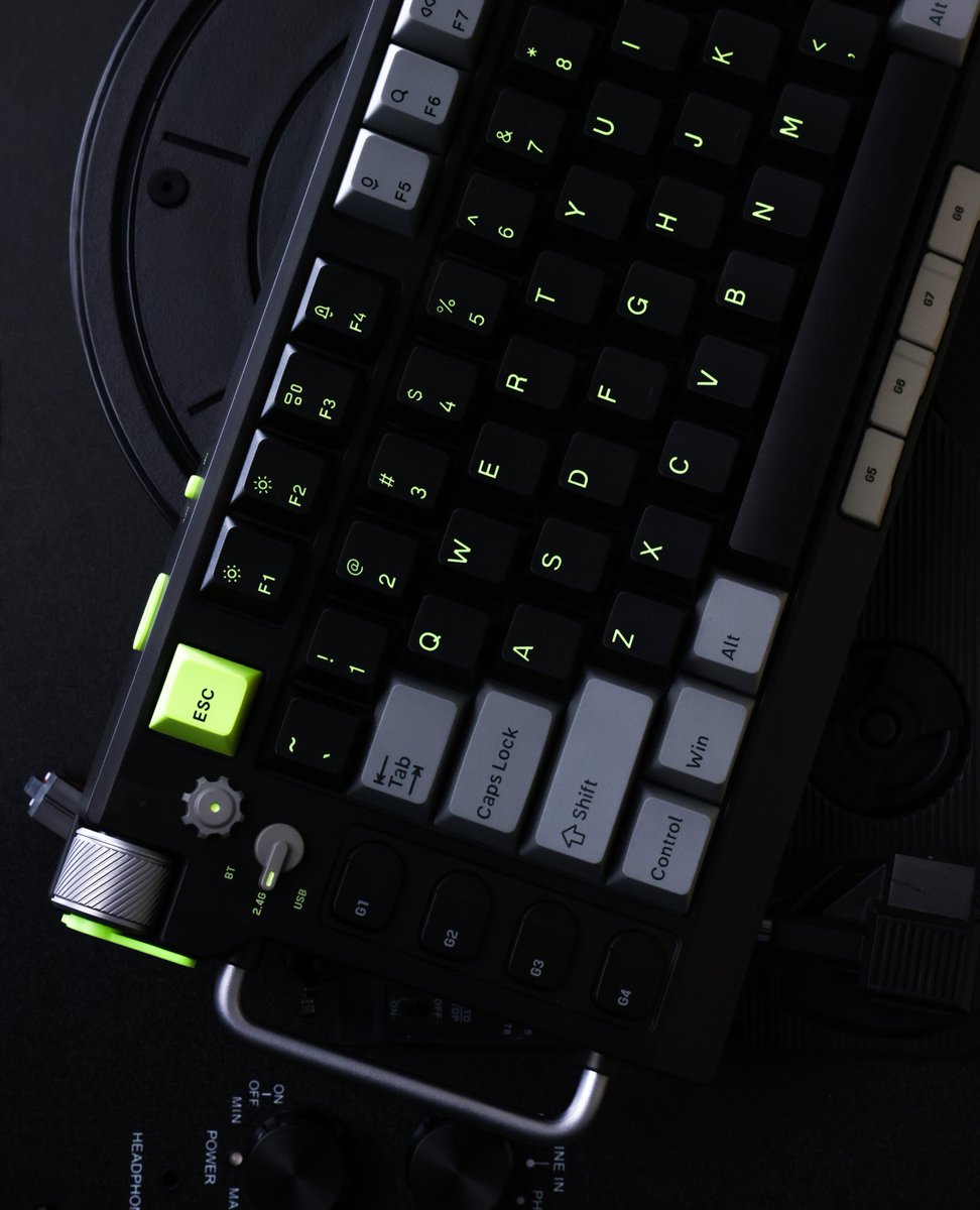 nuphystudio's tweet photo. Hang in there, gamers!🕹️The weekend is just around the corner, and you know what that means... it's Field75 time!🤩
🛒https://t.co/l467dC4k8P
#gamingkeyboard #nuphyfield75 https://t.co/AmR8HYj5BV