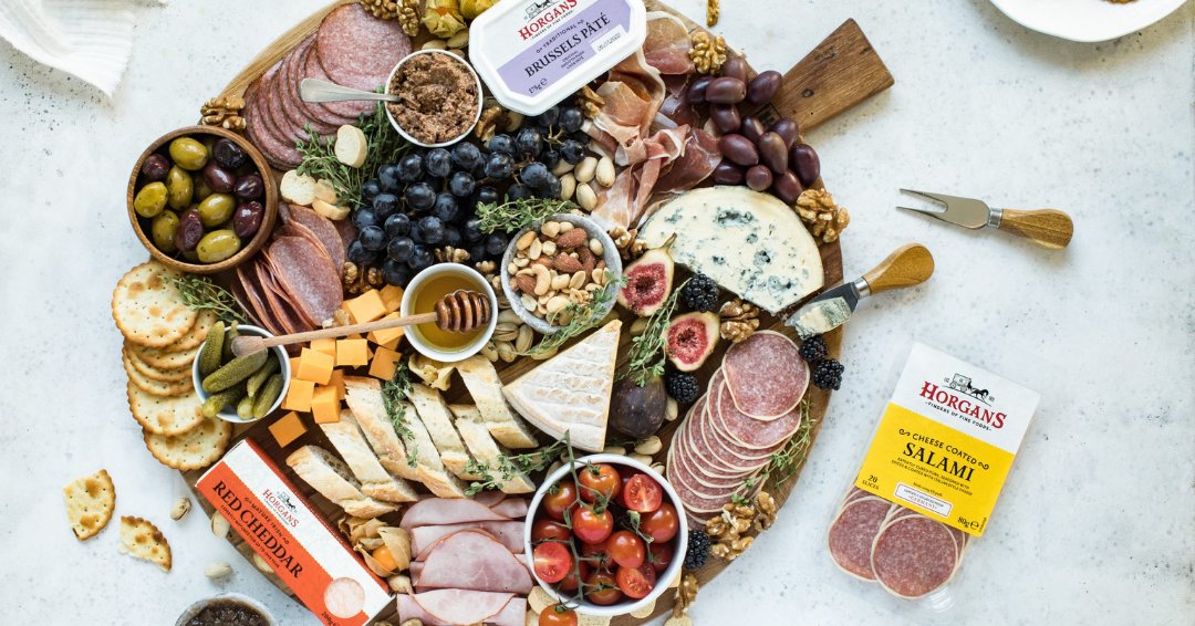 HorgansDeli's tweet image. Crafting the Perfect Sharing Board! 🍽️

Tips for success:

- Bite-sized items for easy enjoyment.
- Fill every space, try Horgans Olives!
- Elevate with edible flowers.

#SharingBoard #HorgansOlives #EntertainingTips