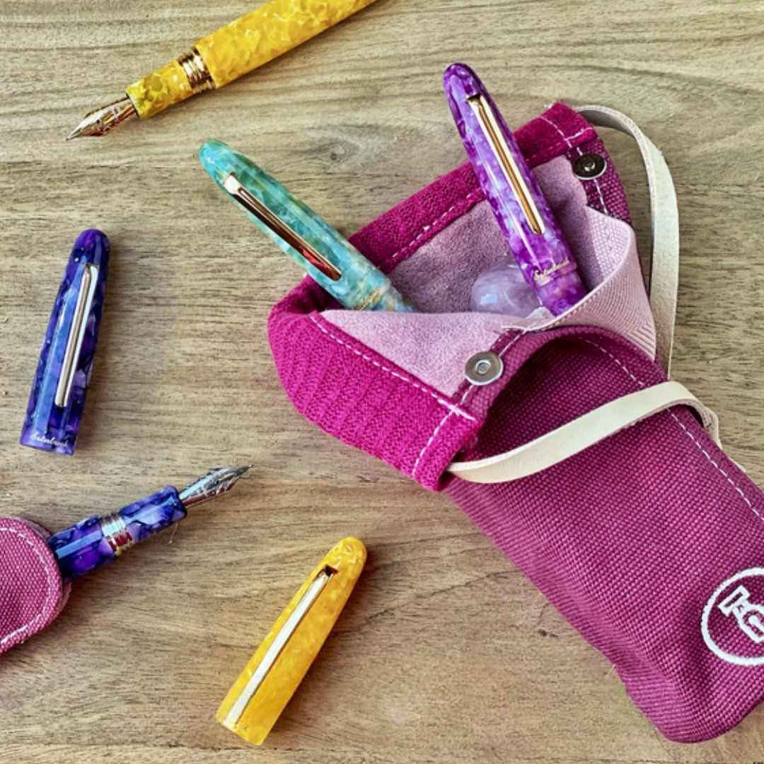 PensStudio's tweet photo. Happy Fountain Pen Day!
Fountain pen day is a celebration of craftsmanship and creativity and shares with the world, the joys of writing. With this in mind, Esterbrook have created a limited edition Magenta 2Go Cup and a Magenta pen sleeve.
#fountainpenday2023 https://t.co/tHBZVj25YE