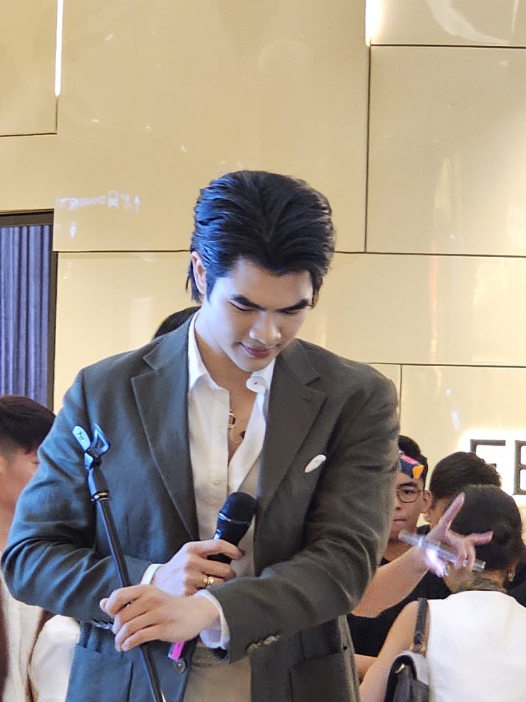 When I saw Mile smile, my heart felt sweet!

MILE PHAKPHUM AT GUERLAIN SG

#MilexGuerlainSG
<a href="/milephakphum/">mile phakphum</a> 

cr: <a href="/Christinading22/">Christinading19 ᵍʳᵉᵉⁿʸʳᵒˢᵉ (Fan account)</a>