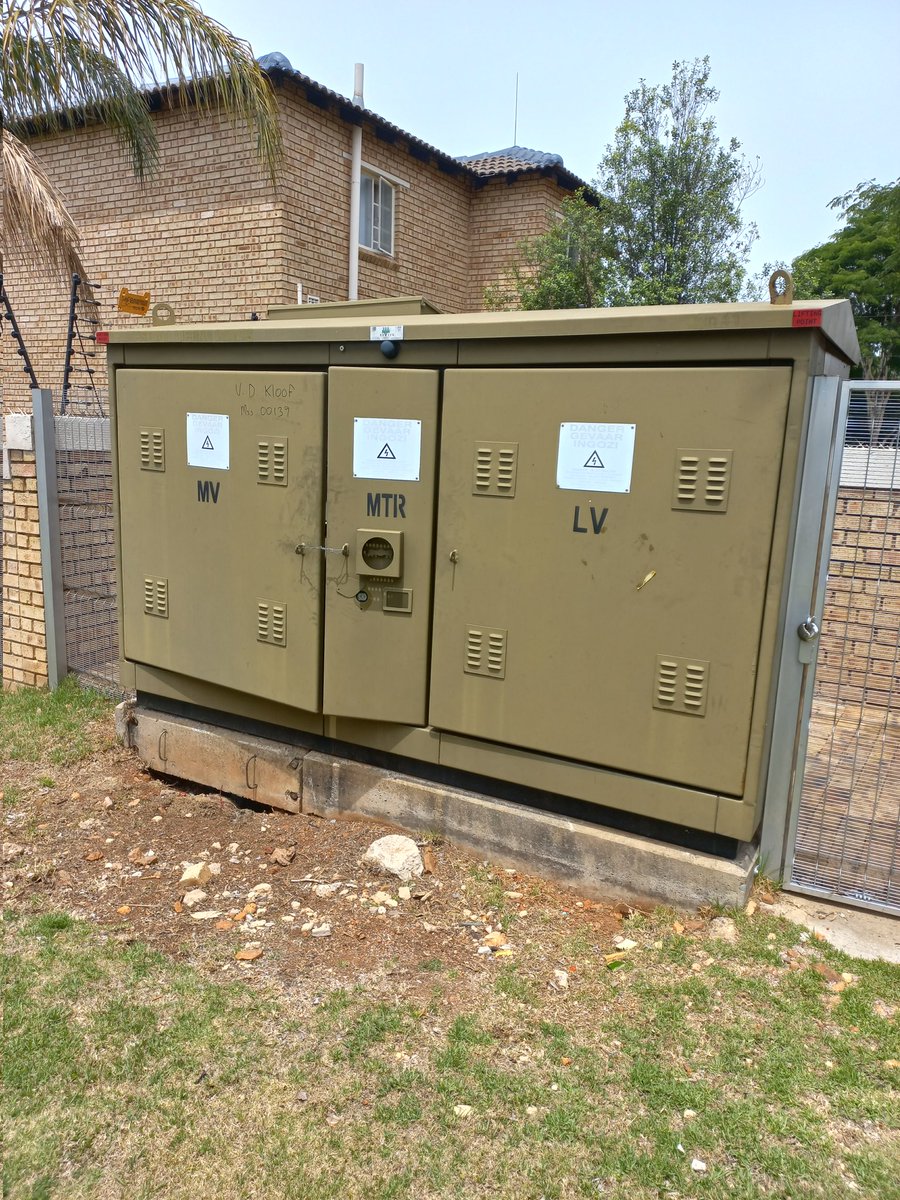 ArmandvdM78's tweet photo. @CityPowerJhb ref CPWEB4050159. 2 mini substation cabinet doors are open just below Pipers Brook complex, Van Der Kloof Rd, Ruimsig. O e is tied with wire and the other one has an open door https://t.co/U251S53rlP