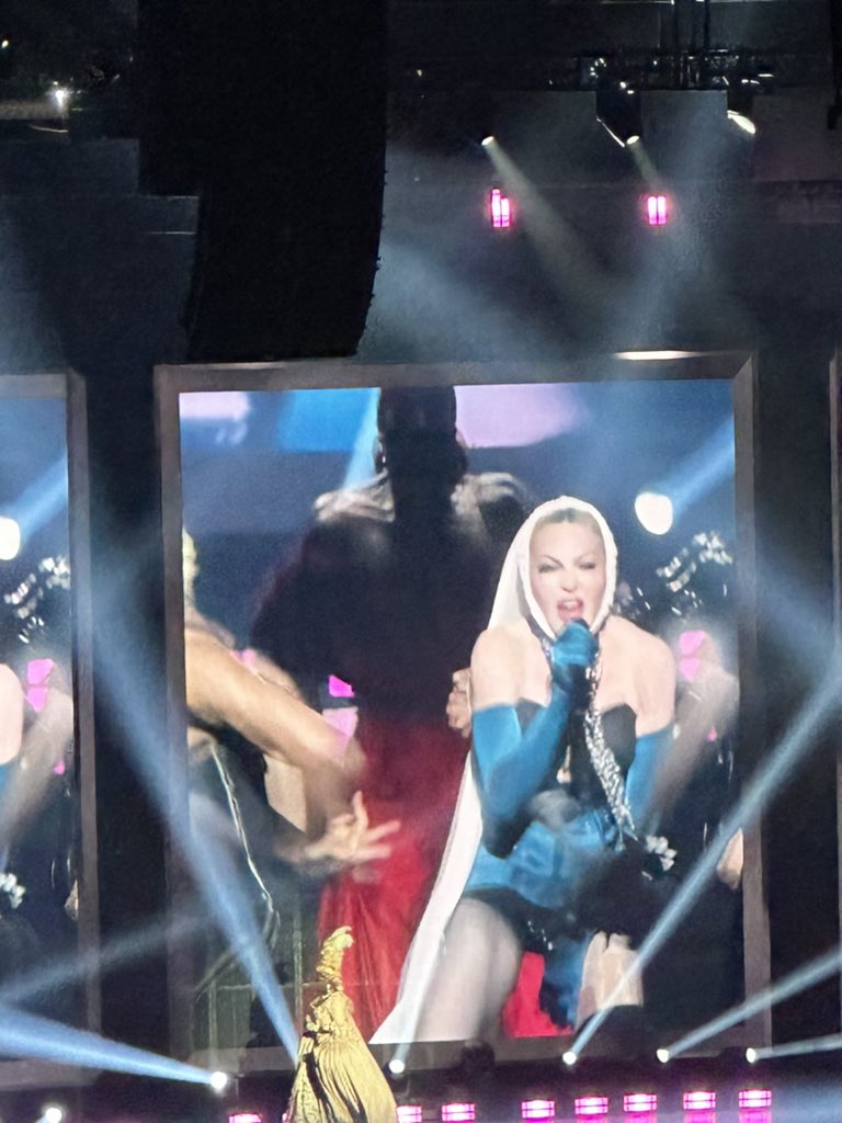 AnnaPompole's tweet photo. Vecchia volpe…😉😉 #TheCelebrationTour @Madonna https://t.co/wFBtckiyUW