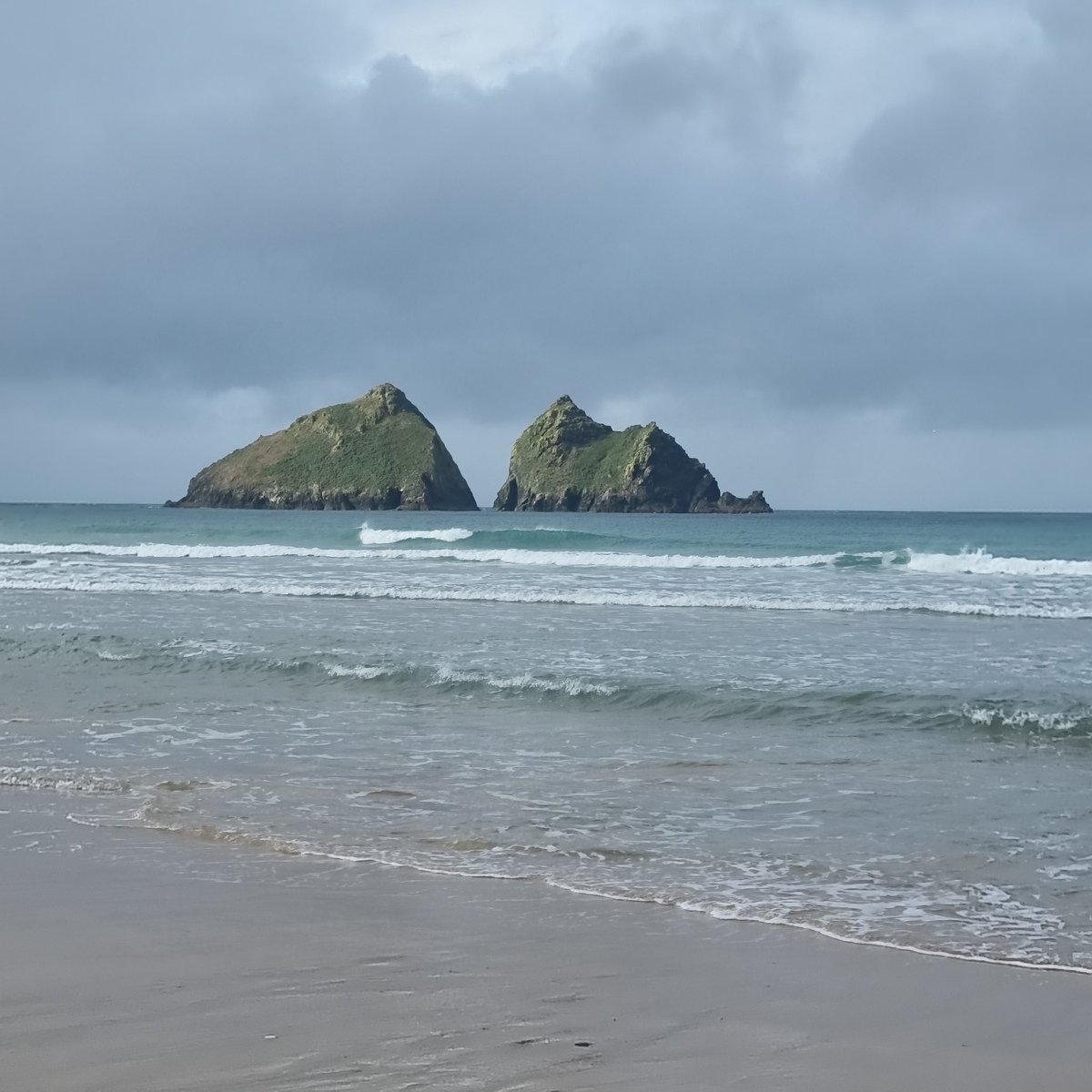 crazeeleigh's tweet photo. Feeling landlocked and jaded longing for Autumnal seas ... oh hello Cornwall...now feeling rejuvenated. How cathartic is the Cornish coast 🌊
#oceanlover
#changingseasons
#hecticnurselife https://t.co/8lfNln6a0S