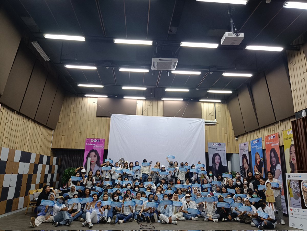 srcharisa's tweet photo. Thank you everyone 🤍🌷💗

WE LOVE YOU FREEN 
#StandTogetherForFreen 
#srchafreen #GIRLFREENinJAKARTA https://t.co/jQ9jqLVZxN