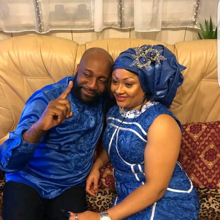 Mirlanmutombo12's tweet photo. @rdc: J'alerte les autorités belg:  Une femme mariée métisse serait en RS avec un jeû hom de 24 en🇧🇪
À cet instant, Le couple est en péril

C Gar e en fuite vers🇨🇭

Son mari v juste ke la police tombe sur le Gar pour la cabane... Il est convaincu sa femme été influencée.

ViDM.🔞 https://t.co/8GOlzRZ2Jd