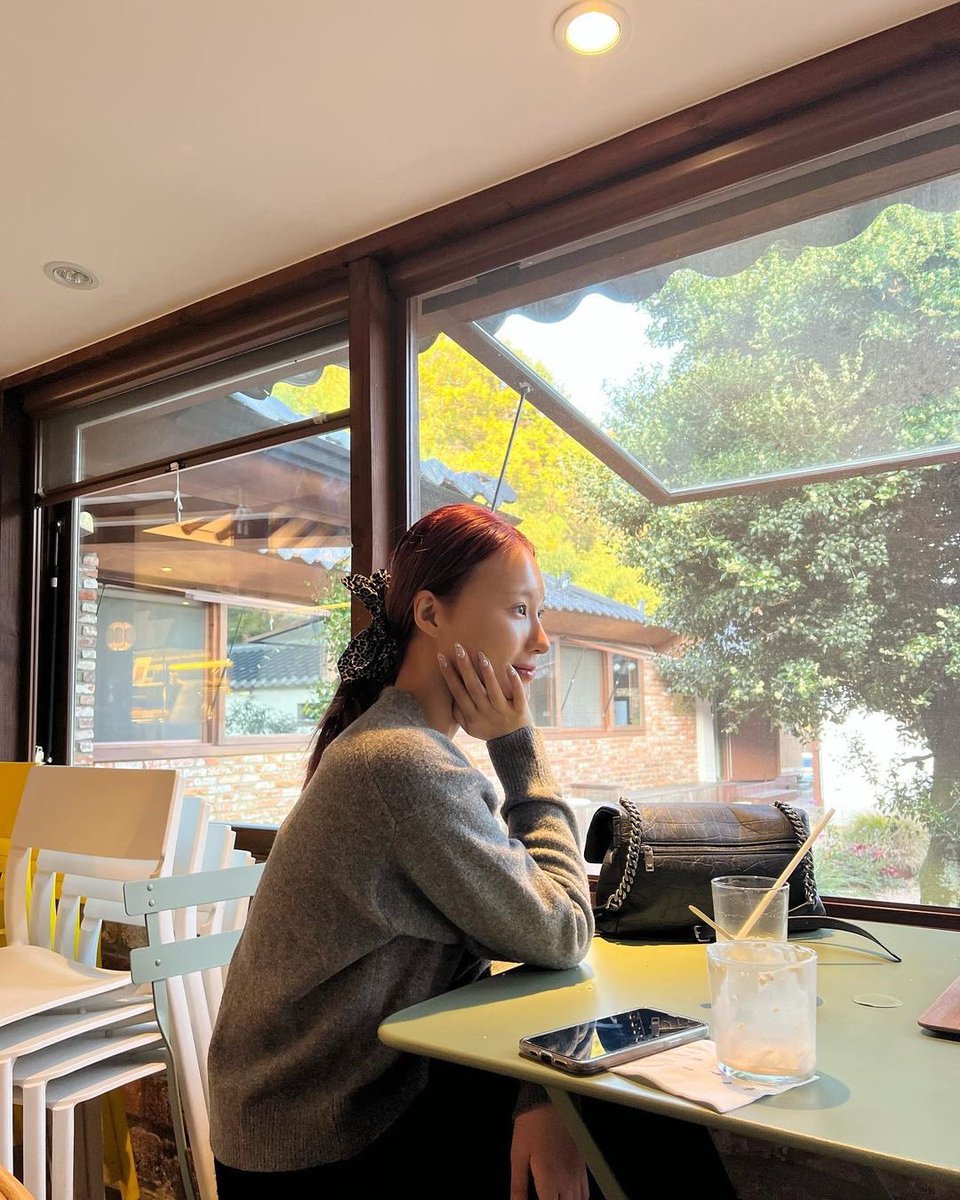 siyeonsm's tweet photo. It’s fall season, I only need you to fall in love with me more deeply than before. So magical, love able, dreamy, living the best life everyday with Somnies’ warmest love. https://t.co/GgbQK6sKZl