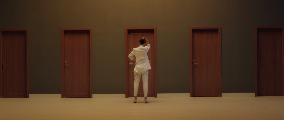 JunsongLin10784's tweet photo. A woman kicking the door down is so cool https://t.co/qaLmzl7tr0
