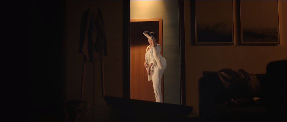 JunsongLin10784's tweet photo. A woman kicking the door down is so cool https://t.co/qaLmzl7tr0