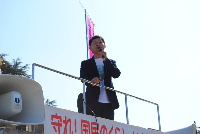 集会に来賓として招かれ、日本共産党を代表してあいさつする大平。