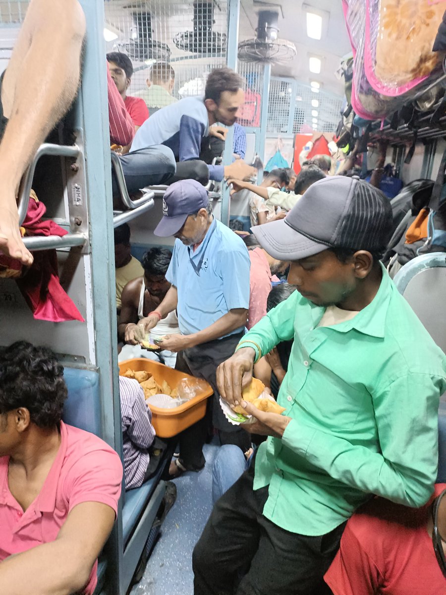 AAKASHYADA36185's tweet photo. Bhid aisi ki pair rakhane ki jagah nahi aur ticket inhe pura chahiye baki ham un kuchh logo me to nahi jinka hajaro karod maf ho jaye #indianrailway https://t.co/pJxLhudmET