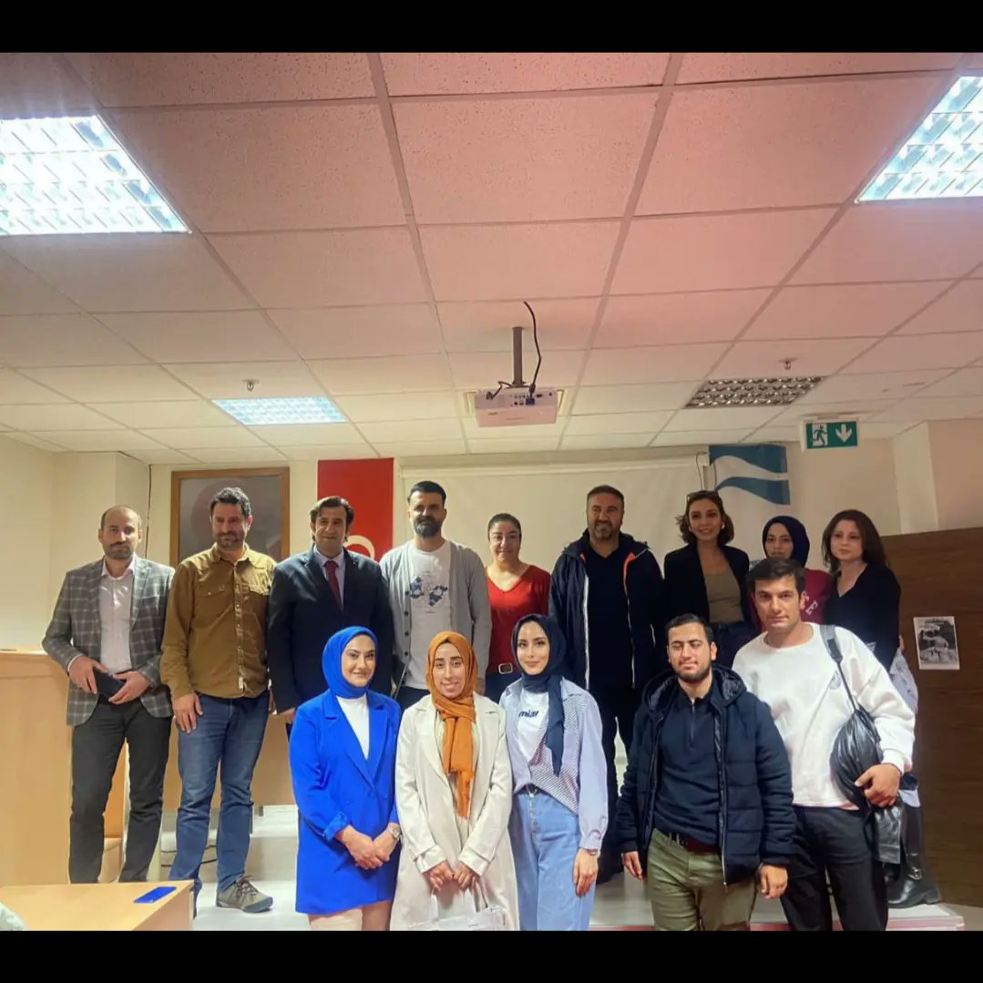 Sosyoloji bölümü bünyesinde düzenlenen “Sosyoloji Buluşmaları” kapsamında Doç. Dr. Ali Ulvi Özbey tarafından Ortadoğu ve Filistin meselesi ele alındı. Katılımlarından dolayı sayın dekanımız Prof. Dr. Nurullah Ulutaş’a, bölüm başkanımız Doç. Dr. Deniz Aşkın’a,