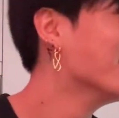 JUNGKOOK'S GOLDEN EARRINGS!!