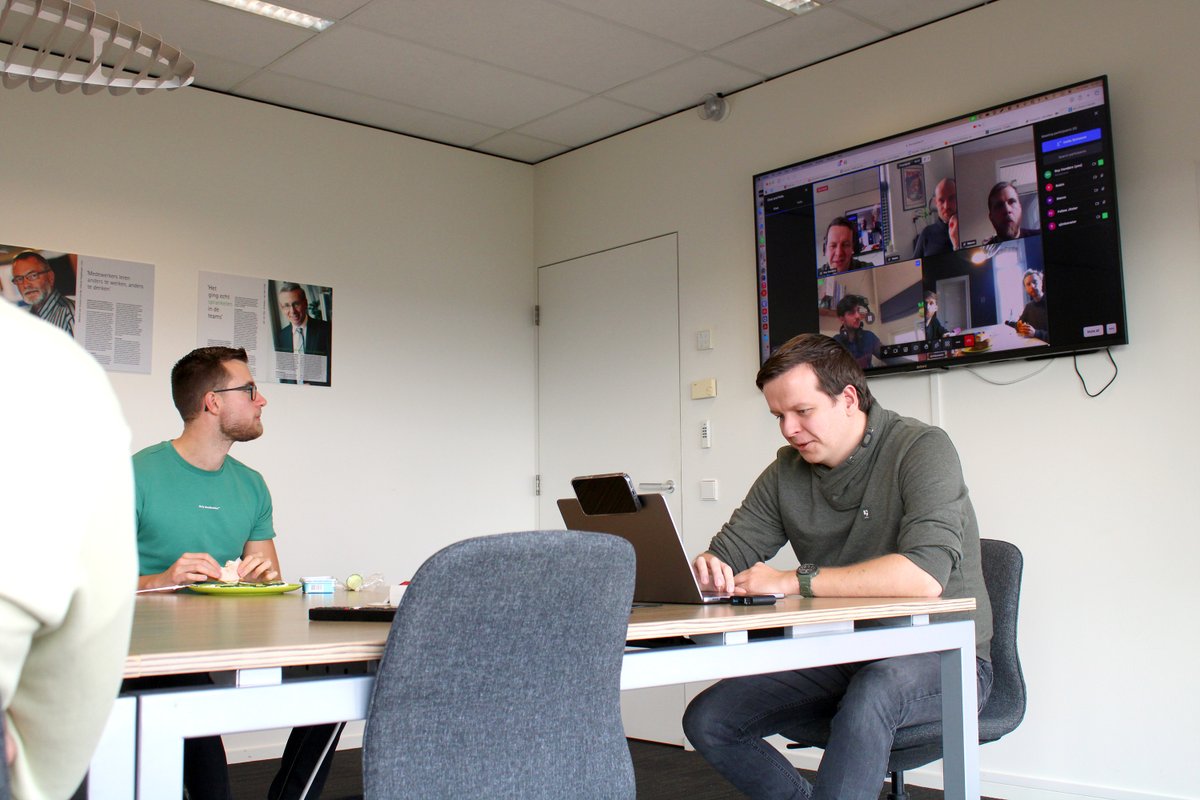Vandaag vertelde Roy tijdens de frontend lunch-sessie over zijn werk bij de klant. Met een bammetje in de hand (niet voor Roy, want da's niet zo smakelijk tijdens het presenteren) werd er gepraat over Angular, stukjes webcomponents en usability tests.