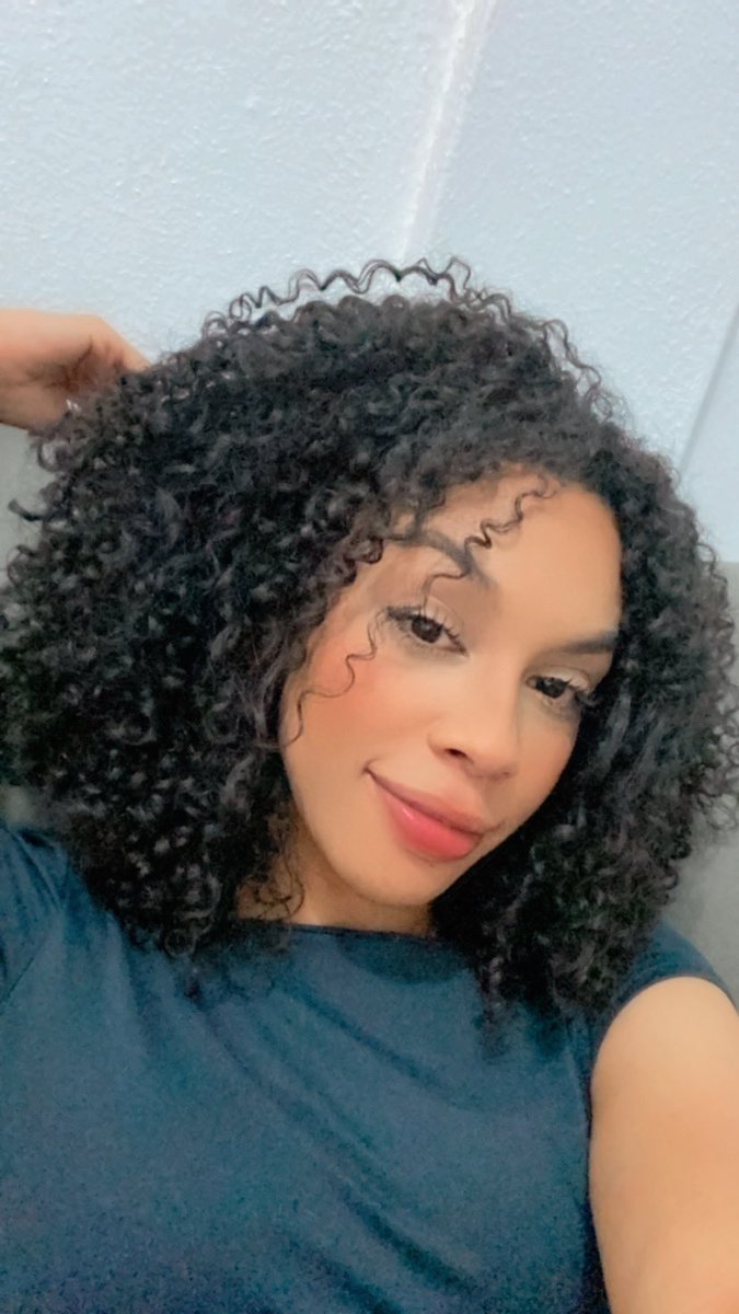 eulanzinnes's tweet photo. Como a Nathália do passado que era chamada de cabelo duro e não suportava a ideia de ter um cabelo volumoso e com frizz, que passava prancha na franja pra sair, chorava tomando banho pedindo pra Deus alisar “só um pouquinho” chegou até aqui?  🤷🏽‍♀️💖 https://t.co/0iofNMXrsE