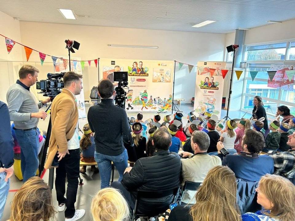 Zoals gezegd, hoog bezoek op de Gooise Daltonschool. Eloïse van Oranje en Giel de Winter lazen de kleuters voor uit eigen werk!

Nadat de officiële presentatie in de speelzaal voorbij was, bleef Eloïse in de speelzaal met een groep kinderen en las Giel voor op de grote bank.