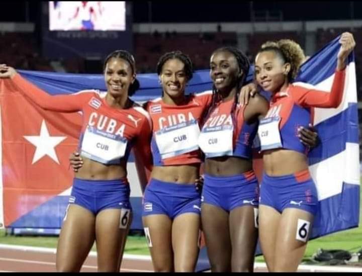 El atletismo cubano engrosa el medallero al imponerse el relevo 4x100 con 43.72 segundos. ¡Felicidades campeonas!
#Cuba #MasRetosMasCompromiso