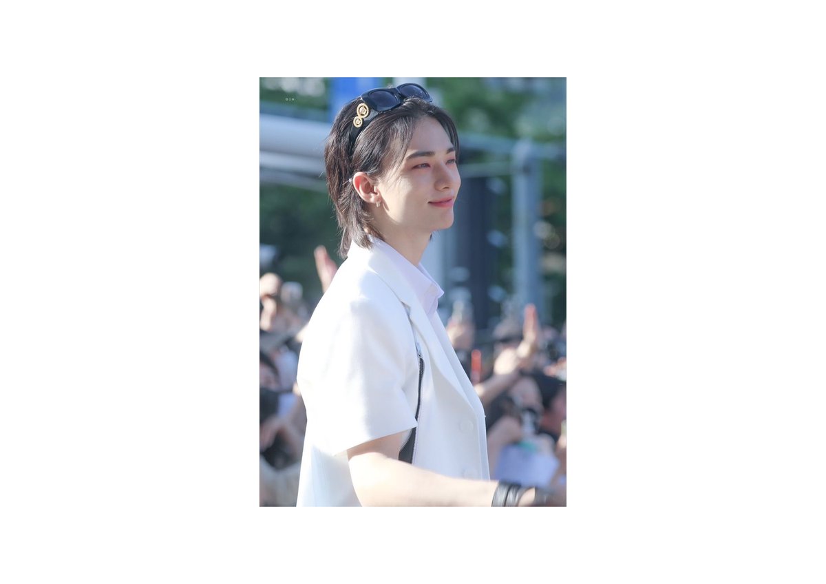 ㅤ
　　　Ingar bingar suara terdengar di koridor lantai tujuh. Suara ketukan terdengar yang berasal dari alas kaki yang mencium permukaan lantai. Seorang pria tampak muncul dengan senyum tipisnya. “Hi! Maaf menunggu lama,” ucapnya kemudian berdiri di depan Ruang Kebutuhan.
ㅤ