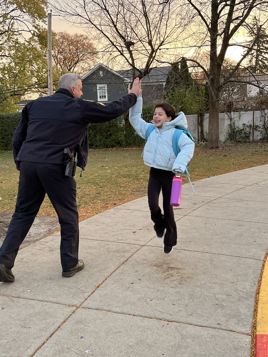 #WeAreD34 zipping by &amp; flying high in High-5 Friday with <a href="/GlenviewFire/">Glenview Fire Dept</a> <a href="/GlenviewILPD/">GlenviewILPD</a> <a href="/HoffmanHornet/">Hoffman School</a>!
