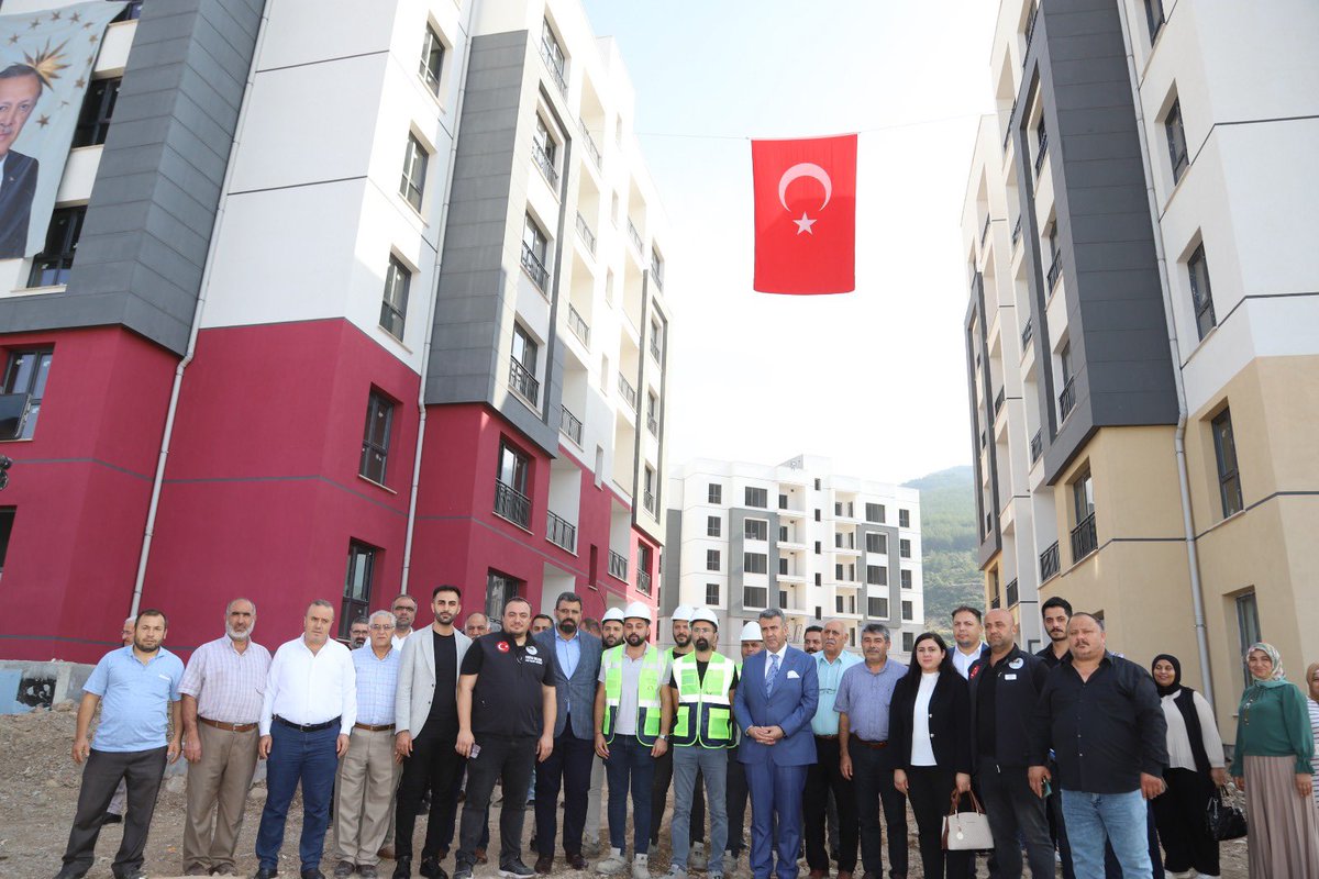 bekiraltantr's tweet photo. TOKİ Afet konutlarımızın yapımı tüm hızıyla devam ediyor.

İnşAllah 15 Aralık da  252 adet konutu depremzede hemşehrilerimize teslim etmiş olacağız.

Kalan konutların ise şubat ayına yetişmesini umuyoruz.

Hayırlı olsun. https://t.co/du0OJ7EvWI
