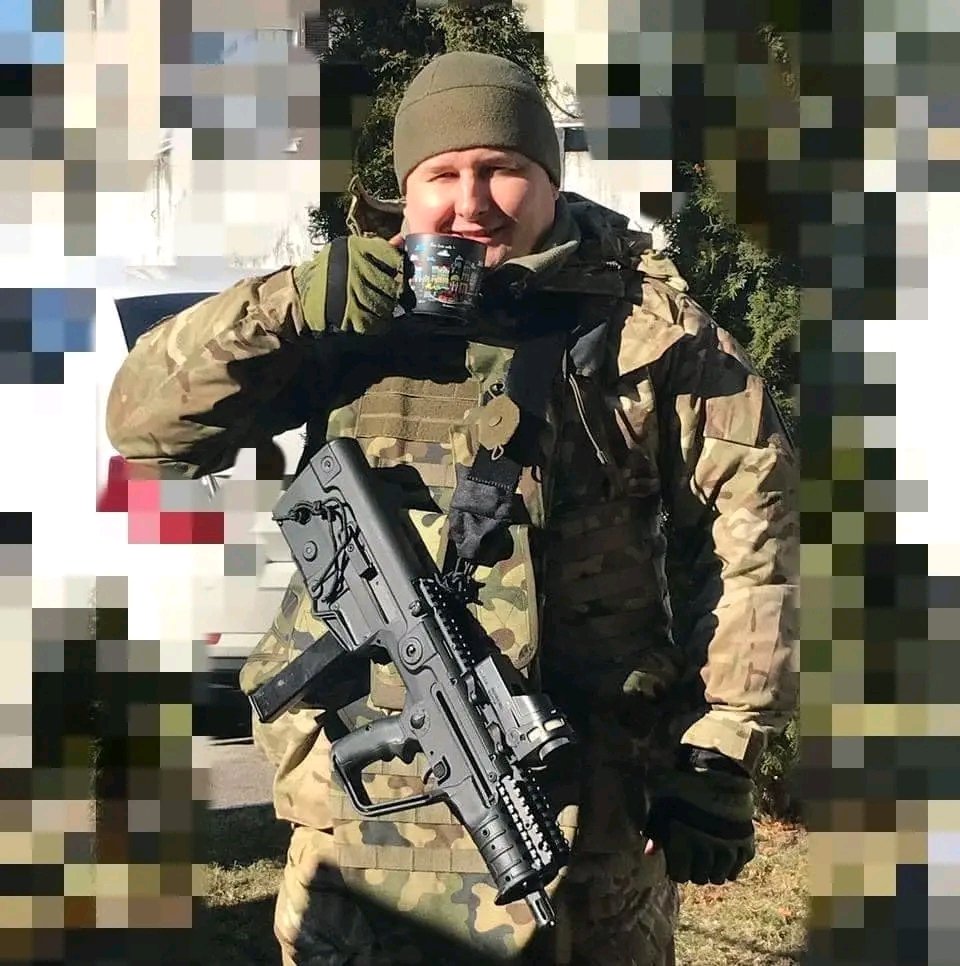 Weapons_Illust's tweet photo. #Ukraine: Extremely rare photo from October 5, 2022 of a #Ukrainian soldier armed with a Fort-224 9x19mm (license-produced Israeli IWI X95 SMG). #UkraineRussiaWar️️ #Israel #UkraineWar

Such photos of this type of Fort are very rare to see, especially in the hands of soldiers. https://t.co/Q4PL9G4o4h