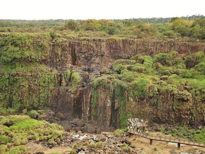 JohnnyBolsorin1's tweet photo. Se eu contar vcs não acreditam.
O ano era 1978 e as Cataratas do Iguaçú secaram, foi uma grande seca na região sul naquele ano.
E o mundo não acabou, não era um sinal do aquecimento global.
Era só mais uma fase do que o nosso planeta vive.
Mas disso ninguém fala.
A foto prova. https://t.co/lNzRw81zsH