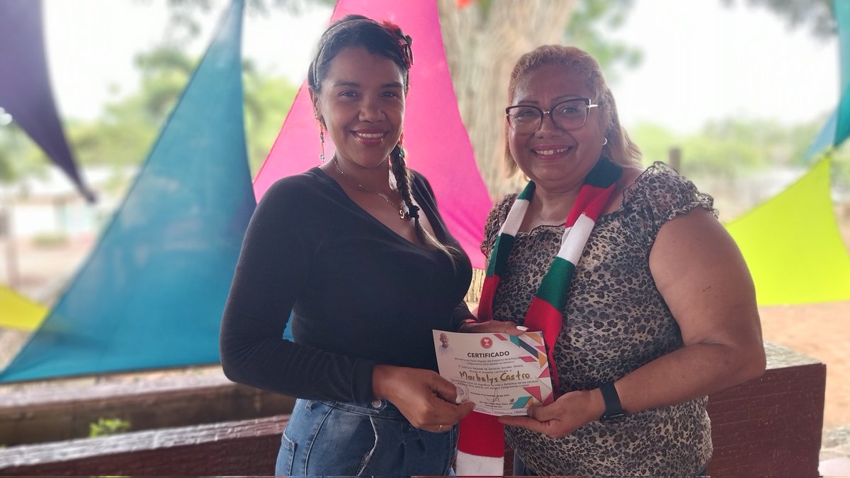 Entrega de reconocimientos por el esfuerzo y dedicación a trabajadores y colaboradores que contribuyen día a día brindando amor y felicidad a los adultos mayores. ¡Vivan las Navidades Felices!
#ArrancoLaRumbaDeLaNavidad #ElEsequiboEs5VecesSI <a href="/salainass/">INASS</a> <a href="/NicolasMaduro/">Nicolás Maduro</a> <a href="/Mippcivzla/">mippci</a>