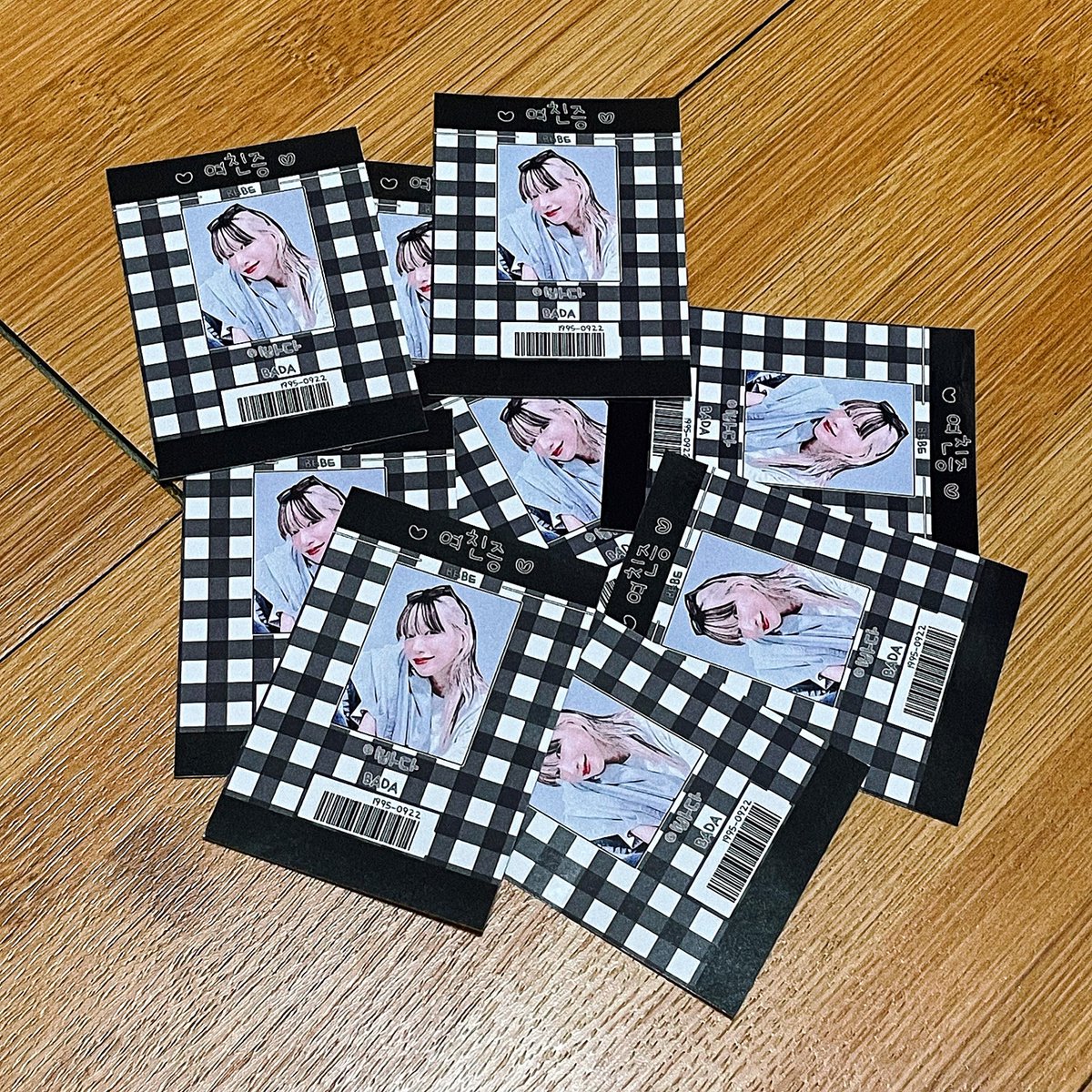 Always_bada's tweet photo. 아 그리고 이거 따로 챙겨 보내주신 여친증 스티커!!!!!!!!! 아 진짜 저 케이스티파이 케이스 버리고 당장 투명케이스 사서 뒤에 넣고 다닐거에요!!!! 🖤🖤🖤🖤🖤 감사해요 진짜루우〰️〰️ @lovelybada_ https://t.co/uokToebkVk