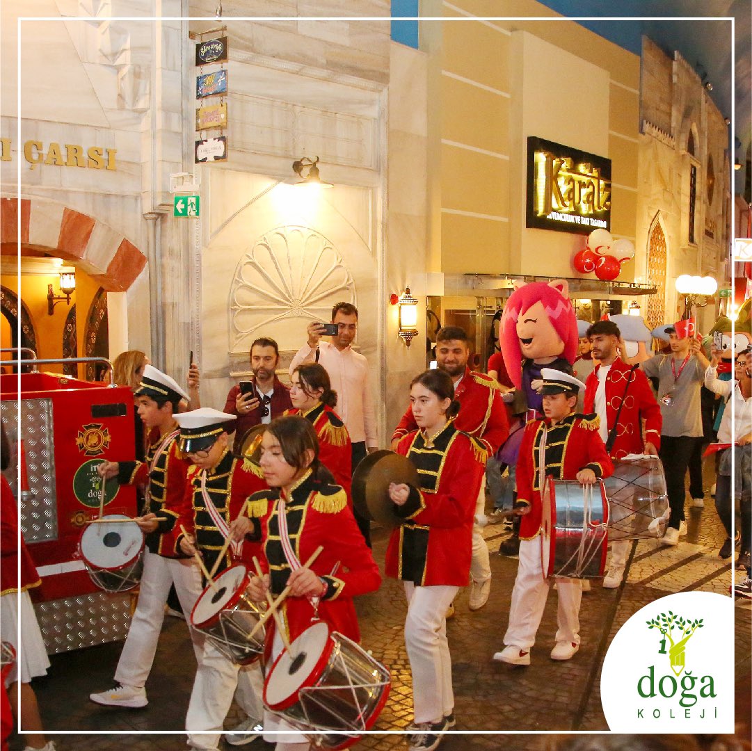 Cumhuriyetimizin 100. yılı kapsamında etkinliklerimiz KidZania İstanbul'da da başarıyla gerçekleşti. Cumhuriyet'i yaşatan ve yaşayan #CumhuriyetinDoğası Çamlıca Kampüsü Bando Takımımıza teşekkür ederiz.🇹🇷