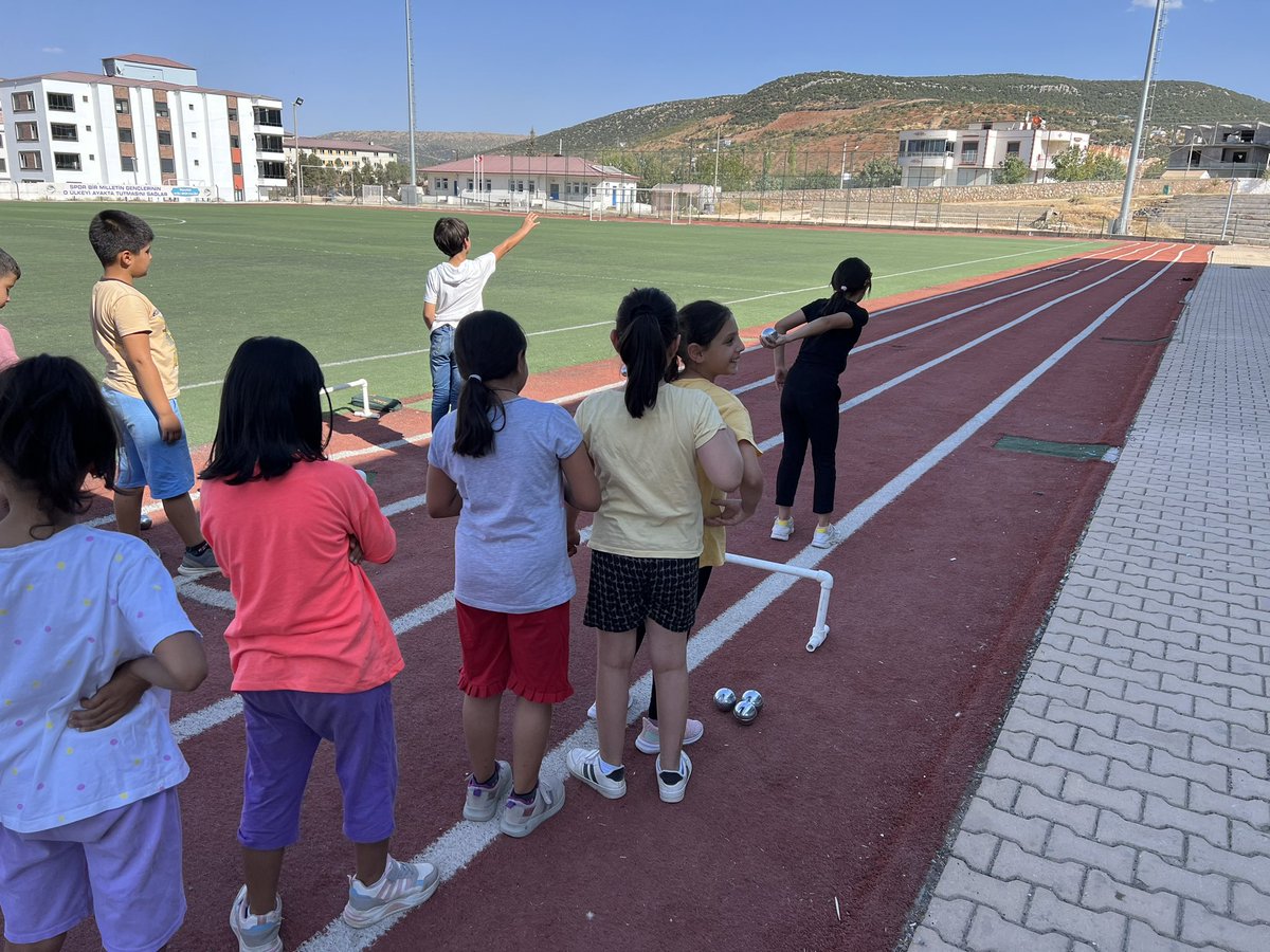 #SportifFaaliyetlerKapsamında gerçekleştirilen Bocce eğitimlerimiz her hafta Pazartesi, Çarşamba ve Cuma saat 13.00 ve 15.00 eğitimlerimiz devam ediyor katılmak isteyen öğrencilerimizi Gençlik ve Spor ilçe Müdürlüğüne bekliyoruz. #PazarcıkGenclikMerkezi