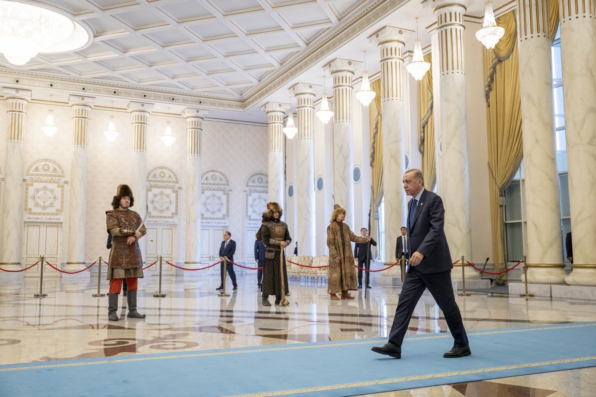 RTErdogan's tweet photo. Türk Devletleri Teşkilatımızın 10’uncu toplantısını Kazakistan’ın başkenti Astana’da gerçekleştirdik.

Küresel sınamalarla mücadelemizde en önemli gücümüz, Türk dünyasının birlik, beraberlik ve dayanışmasıdır.                                                                       
Azerbaycan’ın batı bölgeleri ile Nahçıvan’ı birbirine bağlayacak ulaştırma hattının hayata geçirilmesi büyük önem taşıyor. 

Bu sürecin başarıyla tamamlanması için Türk dünyası olarak Azerbaycan’a olan desteğimizi sürdürmeliyiz.

Filistin’de tüm dünyanın gözleri önünde benzeri görülmemiş bir insanlık dramı yaşanıyor.

Türk dünyası olarak birlik ve beraberlik içinde hareket etmemiz önce ateşkese, sonrasında da kalıcı barışa giden yolu kolaylaştıracak, duruşumuz diğer kuruluşlara da örnek teşkil edecektir.
Ülkelerimiz arasındaki ulaştırma ağlarını geliştirme hedefine de özellikle eğilmeliyiz.

Bu anlayışla Hazar Geçişli Doğu-Batı Orta Koridoru’nu etkinleştirme gayretlerimizi sürdürüyoruz.

Bugün de 2023-2027 yıllarına ait Ulaştırma Ortak Eylem Planı’nı imzalayarak yeni dönem yol haritamızı belirlemiş olduk. 

Büyük Türk ailesinin ayrılmaz bir parçası olan Kıbrıs Türkleriyle dayanışma içinde hareket etmek hepimizin yükümlülüğüdür.

Müteakip zirvemizde, Kuzey Kıbrıs Türk Cumhuriyeti’ni, karar verdiğimiz şekilde gözlemci üye statüsüyle aramızda göreceğimize inanıyorum.
“Birliğimiz gücümüzdür” şiarıyla Türk dünyasını her alanda kuvvetli kılmayı, farklı meydan okumalar karşısında daha dirençli ve dayanıklı hale getirmeyi hedefliyoruz.

Liderler olarak birlik ve beraberlik içinde, güçlü bir Türk dünyası tasavvuruyla Türk dünyası bayrağını taşıyan gönüllere yol göstermeliyiz.
Bu sene 100’üncü yılını kutlayan Türkiye Cumhuriyeti olarak tüm Türk dünyasının barışı, refahı ve güvenliği yönünde adımlar atmayı sürdüreceğiz.

“Türkiye Yüzyılı” vizyonumuzu teşkilatımıza da teşmil ederek önümüzdeki dönemi inşallah “Türk Devri” yapmak için omuz omuza çalışacağız.