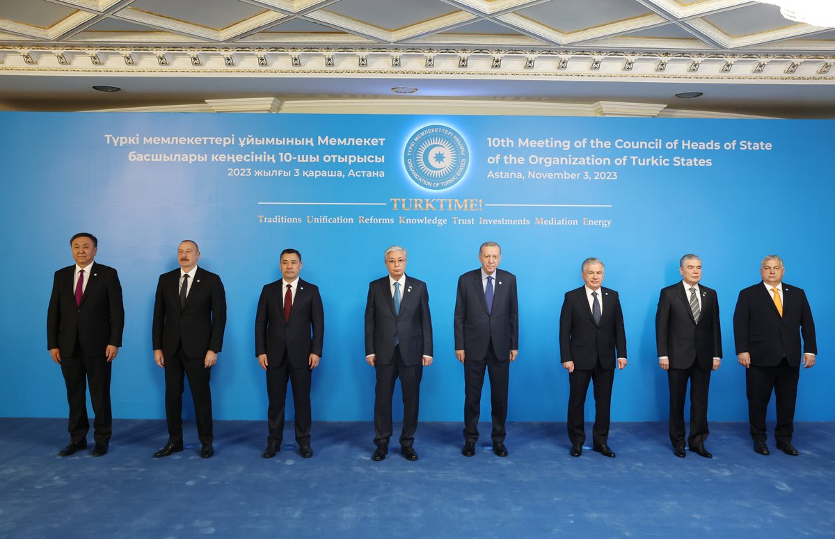 RTErdogan's tweet photo. Türk Devletleri Teşkilatımızın 10’uncu toplantısını Kazakistan’ın başkenti Astana’da gerçekleştirdik.

Küresel sınamalarla mücadelemizde en önemli gücümüz, Türk dünyasının birlik, beraberlik ve dayanışmasıdır.                                                                       
Azerbaycan’ın batı bölgeleri ile Nahçıvan’ı birbirine bağlayacak ulaştırma hattının hayata geçirilmesi büyük önem taşıyor. 

Bu sürecin başarıyla tamamlanması için Türk dünyası olarak Azerbaycan’a olan desteğimizi sürdürmeliyiz.

Filistin’de tüm dünyanın gözleri önünde benzeri görülmemiş bir insanlık dramı yaşanıyor.

Türk dünyası olarak birlik ve beraberlik içinde hareket etmemiz önce ateşkese, sonrasında da kalıcı barışa giden yolu kolaylaştıracak, duruşumuz diğer kuruluşlara da örnek teşkil edecektir.
Ülkelerimiz arasındaki ulaştırma ağlarını geliştirme hedefine de özellikle eğilmeliyiz.

Bu anlayışla Hazar Geçişli Doğu-Batı Orta Koridoru’nu etkinleştirme gayretlerimizi sürdürüyoruz.

Bugün de 2023-2027 yıllarına ait Ulaştırma Ortak Eylem Planı’nı imzalayarak yeni dönem yol haritamızı belirlemiş olduk. 

Büyük Türk ailesinin ayrılmaz bir parçası olan Kıbrıs Türkleriyle dayanışma içinde hareket etmek hepimizin yükümlülüğüdür.

Müteakip zirvemizde, Kuzey Kıbrıs Türk Cumhuriyeti’ni, karar verdiğimiz şekilde gözlemci üye statüsüyle aramızda göreceğimize inanıyorum.
“Birliğimiz gücümüzdür” şiarıyla Türk dünyasını her alanda kuvvetli kılmayı, farklı meydan okumalar karşısında daha dirençli ve dayanıklı hale getirmeyi hedefliyoruz.

Liderler olarak birlik ve beraberlik içinde, güçlü bir Türk dünyası tasavvuruyla Türk dünyası bayrağını taşıyan gönüllere yol göstermeliyiz.
Bu sene 100’üncü yılını kutlayan Türkiye Cumhuriyeti olarak tüm Türk dünyasının barışı, refahı ve güvenliği yönünde adımlar atmayı sürdüreceğiz.

“Türkiye Yüzyılı” vizyonumuzu teşkilatımıza da teşmil ederek önümüzdeki dönemi inşallah “Türk Devri” yapmak için omuz omuza çalışacağız.