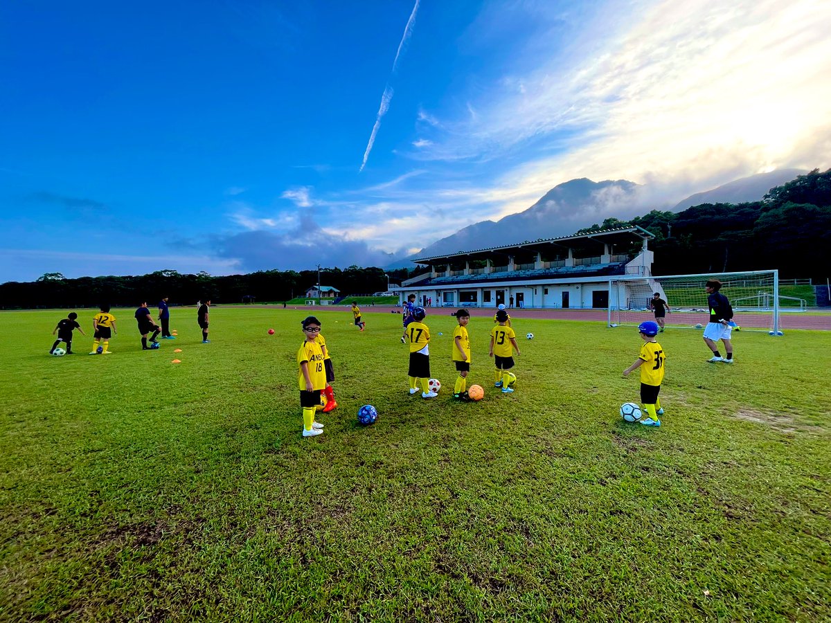 小さな町のフットボール⚽️
たくさんの大人達と子ども達が
人生の大切な時を使って関わっている

日曜日はおばあちゃんの為に闘います
行くぜ安房！