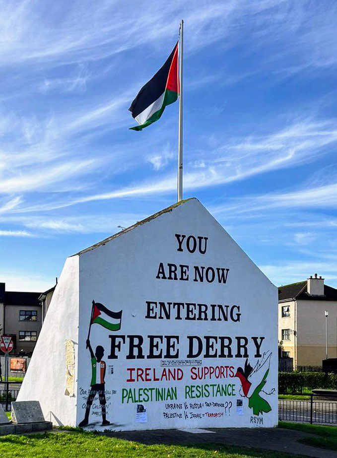 KNEECAPCEOL's tweet photo. Derry City right now 🇵🇸 🇮🇪 

Ireland supports Palestinian Resistance ✊ https://t.co/MW3mYe3m9D
