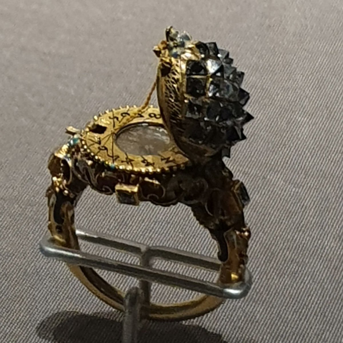 This #JewelryFriday👑 i present you a Sundial in the form of a #hedgehog 🦔 from 1580 (produced in #Augsburg) in the collection of the @KHM_Wien✨️ The accurate depiction and studying of flora (1/2)

#materialculture #earlymodernperiod #germany #Austria #Vienna