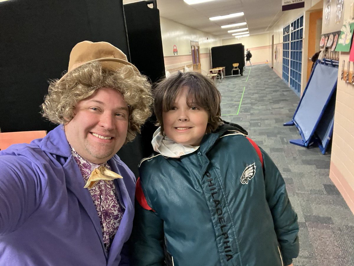Mr_Esbenshade's tweet photo. Game Show Day at Highland Elementary is a great way to celebrate our students at the end of each month. Willy is ready and so are our students!!!#GameShow #WeAreHighland #MountaineerMoments
#FantasticFridayAtHighland 🍿@GoMounts https://t.co/FTz2F7I21Q
