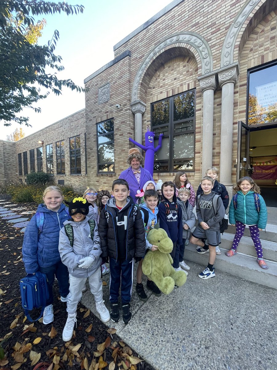Mr_Esbenshade's tweet photo. Game Show Day at Highland Elementary is a great way to celebrate our students at the end of each month. Willy is ready and so are our students!!!#GameShow #WeAreHighland #MountaineerMoments
#FantasticFridayAtHighland 🍿@GoMounts https://t.co/FTz2F7I21Q