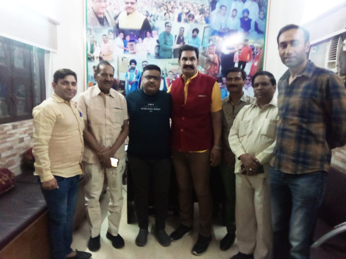SandeepTanwarIN's tweet photo. जिला कांग्रेस करोल बाग के अध्यक्ष मदन खोरवाल जी आज मेरे निवास स्थान पर भाई अनिल तंवर जी भाई अनिल लाल जी भाई नरेश शर्मा नीटू जी भाई भोपाल सिंह जाटव जी के साथ कांग्रेस को दिल्ली कैंट विधानसभा क्षेत्र में कैसे मजबूत करें इस पर चर्चा हुई https://t.co/TMNC4pttXd