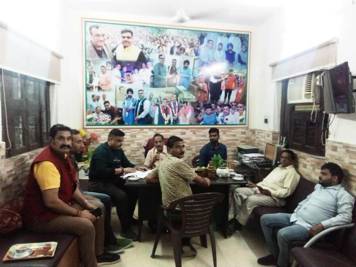 SandeepTanwarIN's tweet photo. जिला कांग्रेस करोल बाग के अध्यक्ष मदन खोरवाल जी आज मेरे निवास स्थान पर भाई अनिल तंवर जी भाई अनिल लाल जी भाई नरेश शर्मा नीटू जी भाई भोपाल सिंह जाटव जी के साथ कांग्रेस को दिल्ली कैंट विधानसभा क्षेत्र में कैसे मजबूत करें इस पर चर्चा हुई https://t.co/TMNC4pttXd