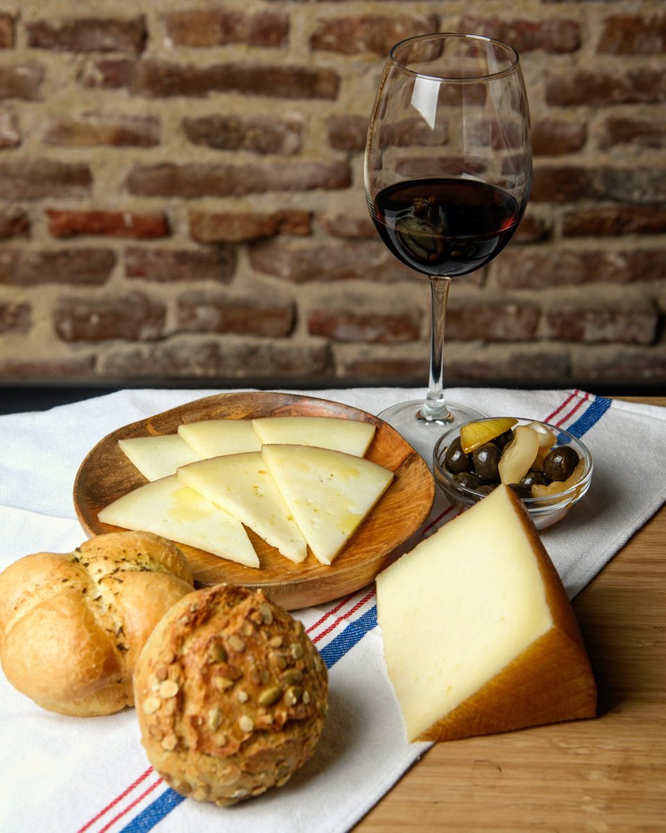 Porque la vida es para disfrutarla, ¡y los viernes están hechos para celebrarlos! 🍷🧀 ¡Feliz fin de semana!🎉
#viernes #aperitivo #findesemana #jamonlovers #jamónibérico #cheeselovers #quesodeoveja #winelovers #enjoy