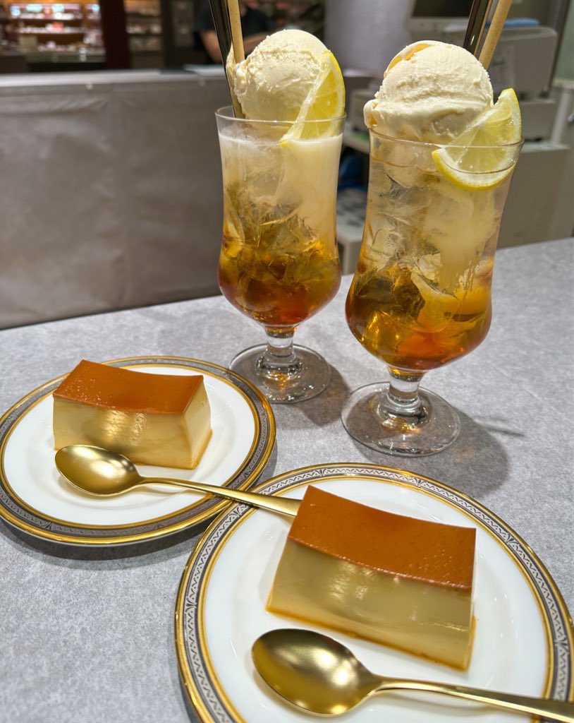 muni_gurume's tweet photo. 【喫茶サテラ】
@東京：新宿駅から徒歩5分

プレーンタイプのプリンも絶品！
クリームチーズと練乳を使ったプリンを食べながら、香り高いアールグレイ風味のクリームソーダを楽しめる時間は格別！
プレーンの固めプリン&amp;紅茶クリームソーダセットも11/7まで新宿高島屋地下1Fで食べられます🍮 https://t.co/tJd4ybPlXU